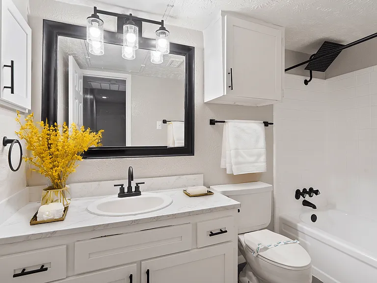 Regal Court Apartments — Photo 26