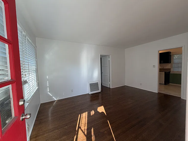 124 N Beachwood Dr — Photo 3