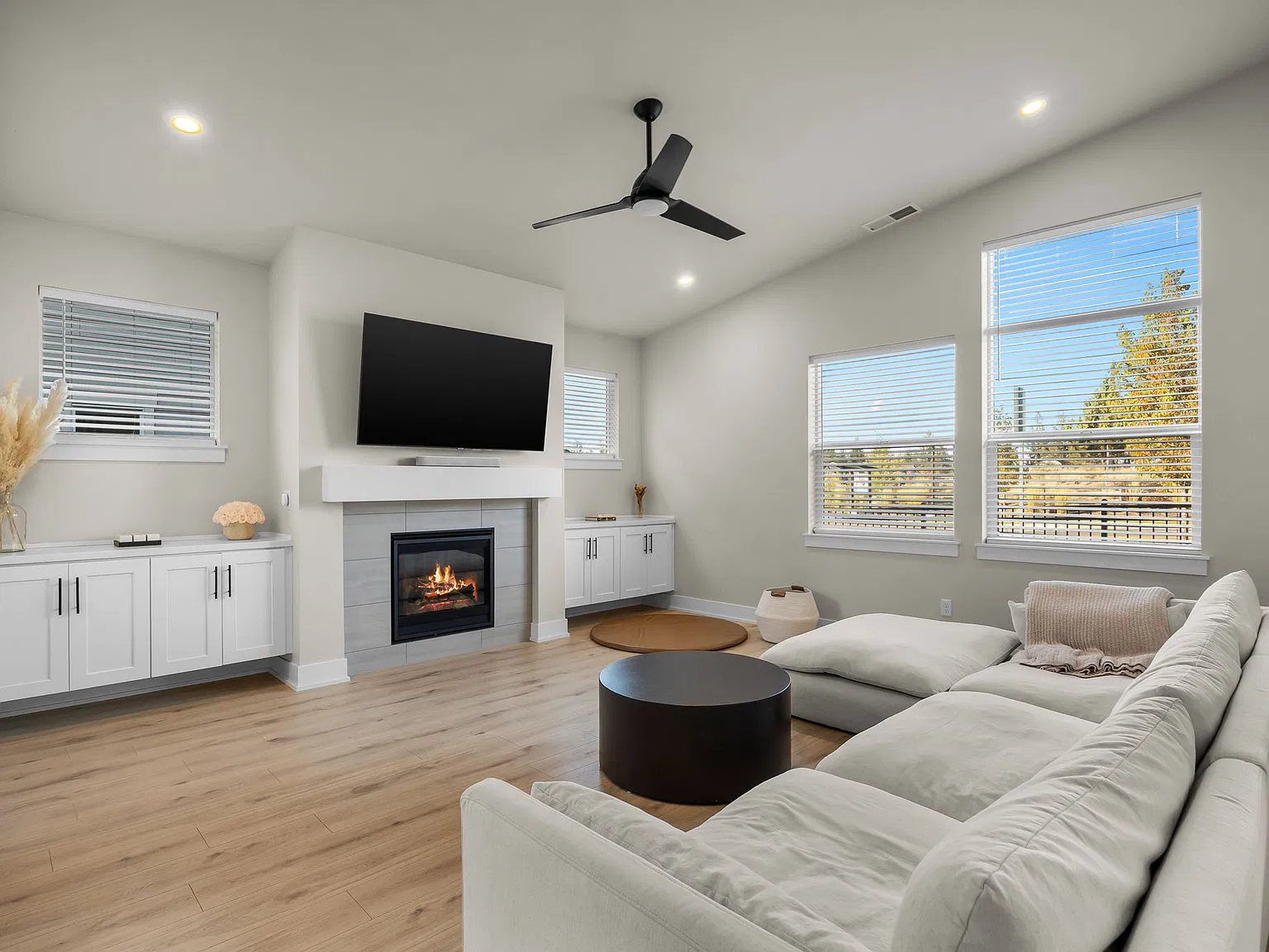 3 bed, 2.5 bath, 2141 sqft, $3,600 — Photo 3