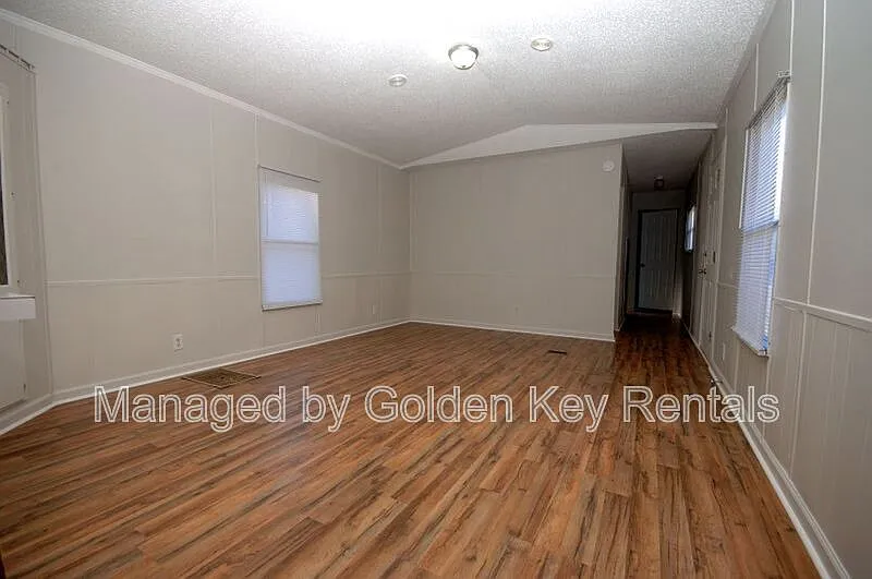 3 bed, 2.0 bath, $800 — Photo 3