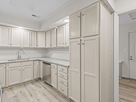 4th image of 515 Constitution Dr