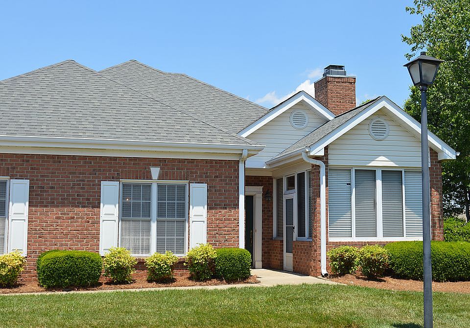 Front of home w/street lamp