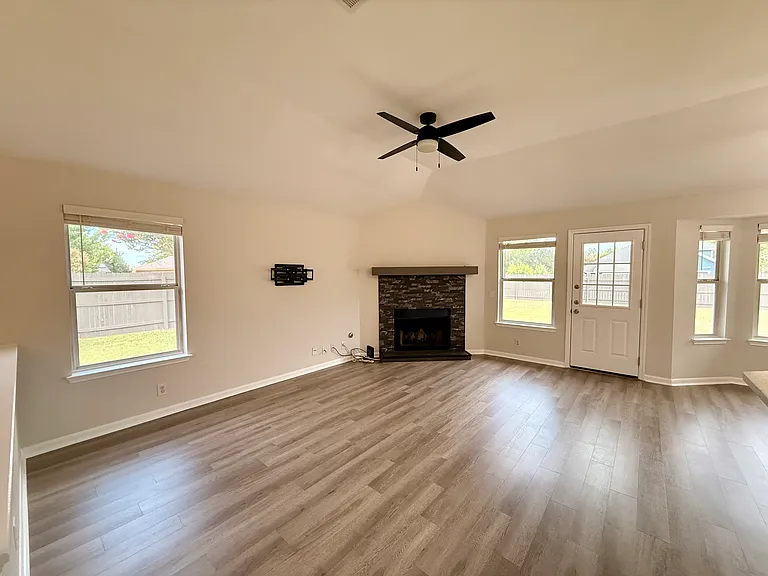 Living room with fireplace (gas)