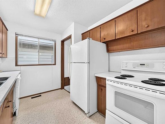 3rd image of 823 N 67th Ave SW