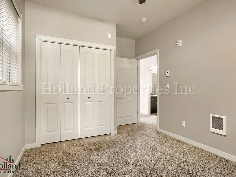 670 NE Roydon Ln — Photo 14