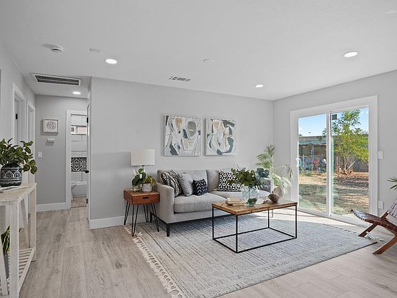 3rd image of 205 Hills Court