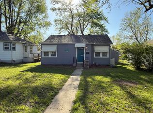 1009 S Rinker Ave, Aurora, MO 65605