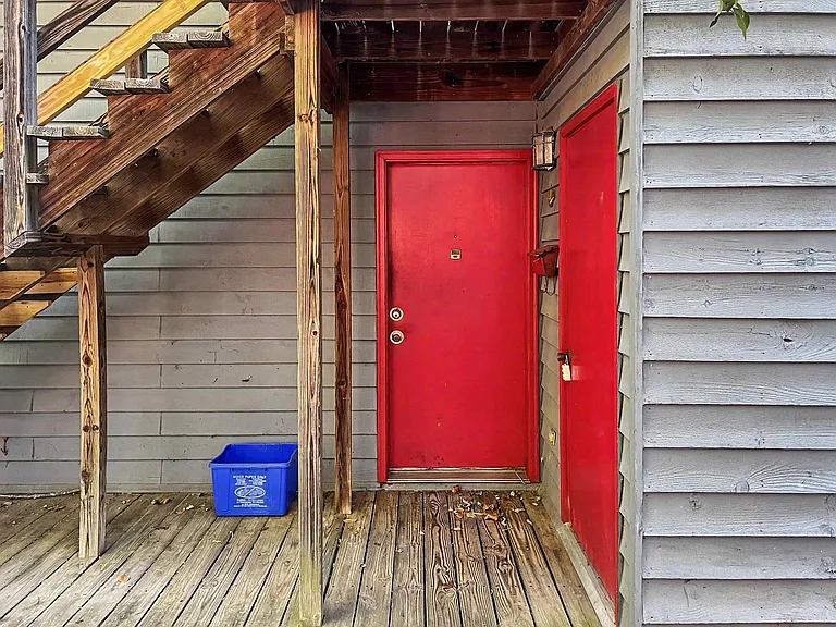 106 Pleasant Dr — Photo 2