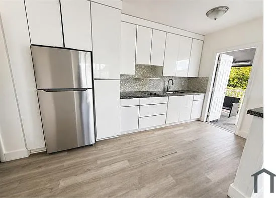 1885 SW 4th St #3 — Photo 5