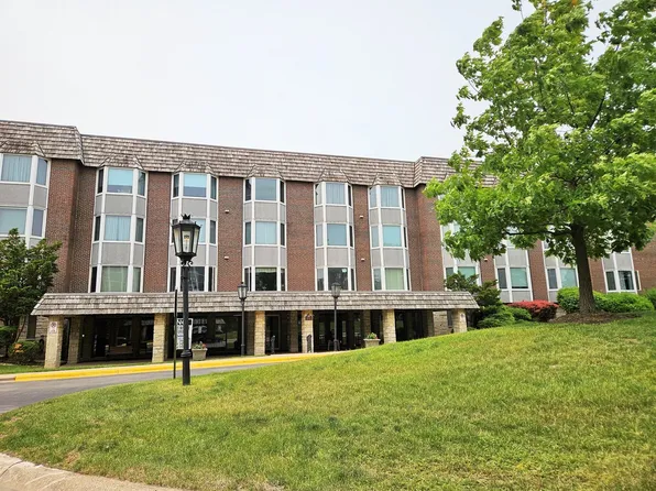 400 Ascot Dr APT 3D, Park Ridge, IL 60068