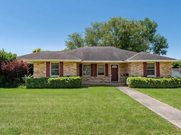 1511 E Willow Dr, Marion, IL 62959