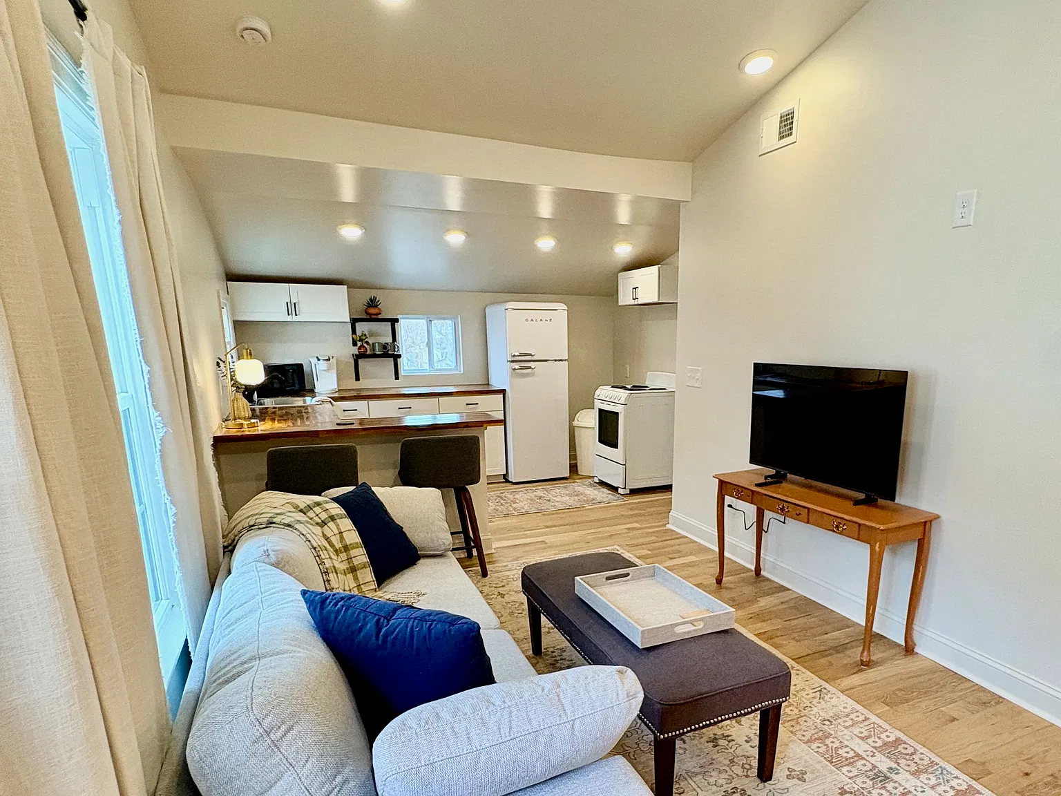 1121 Granada Ave — Photo 2