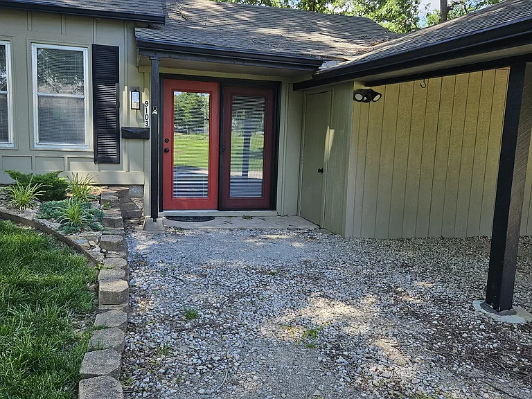 9103 Noland Rd — Photo 2