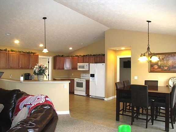 3rd image of 106 Magnolia Cir