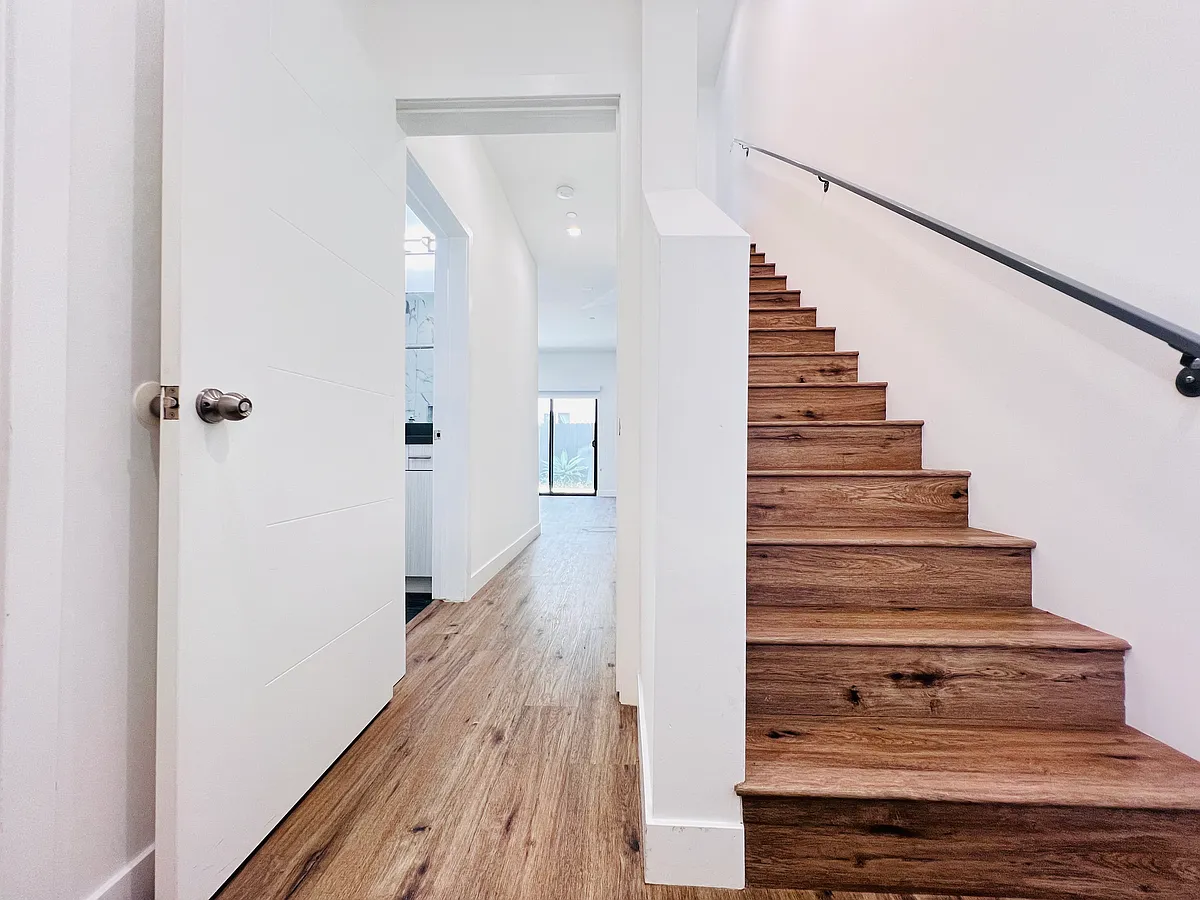 Building Photo - 4572 Oakwood Ave