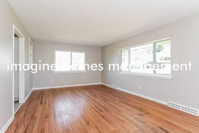 3 bed, 1.0 bath, 1071 sqft, $2,095 — Photo 3