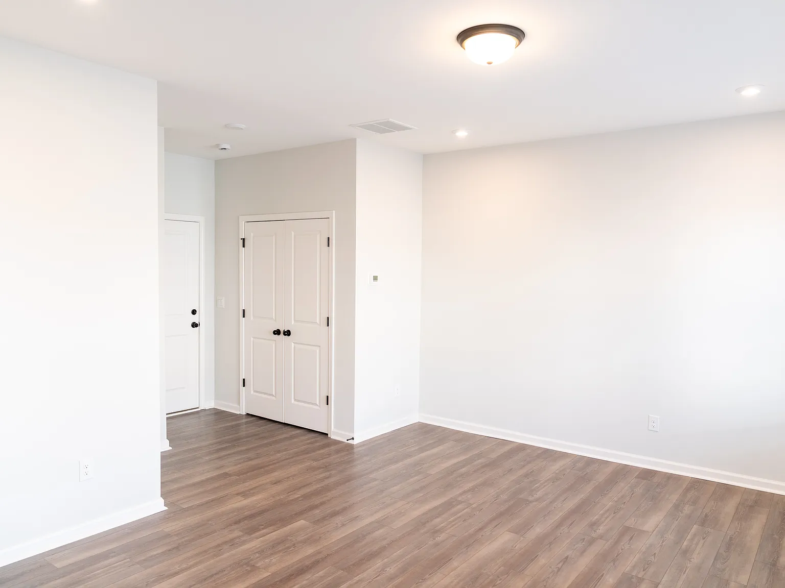 3 bed, 2.5 bath, 2000 sqft, $2,400 — Photo 4