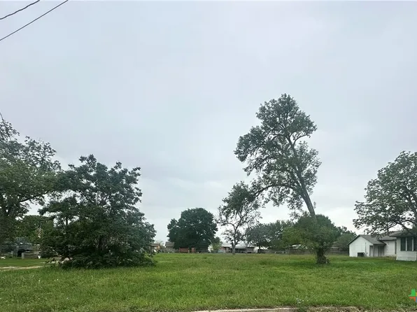 Edgar St, Yoakum, TX 77995