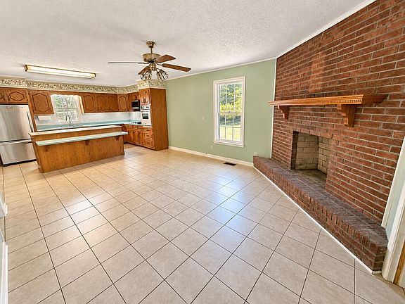 3rd image of 105 Meadowbrook Rd