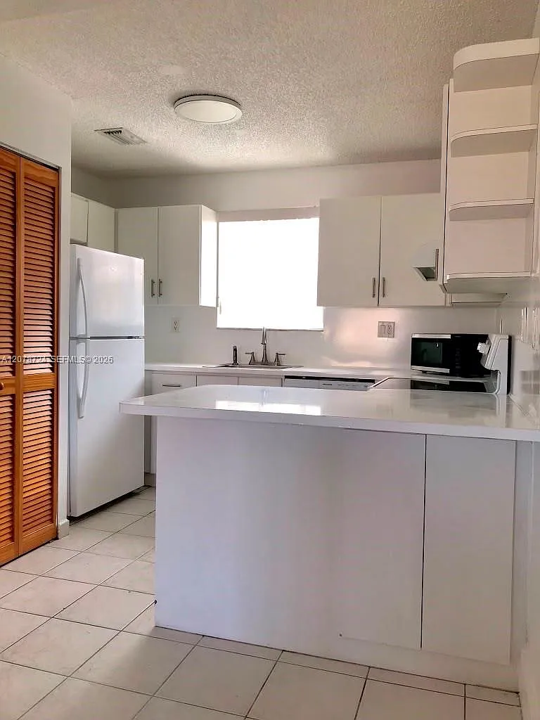 Valencia Villas Condo — Photo 1
