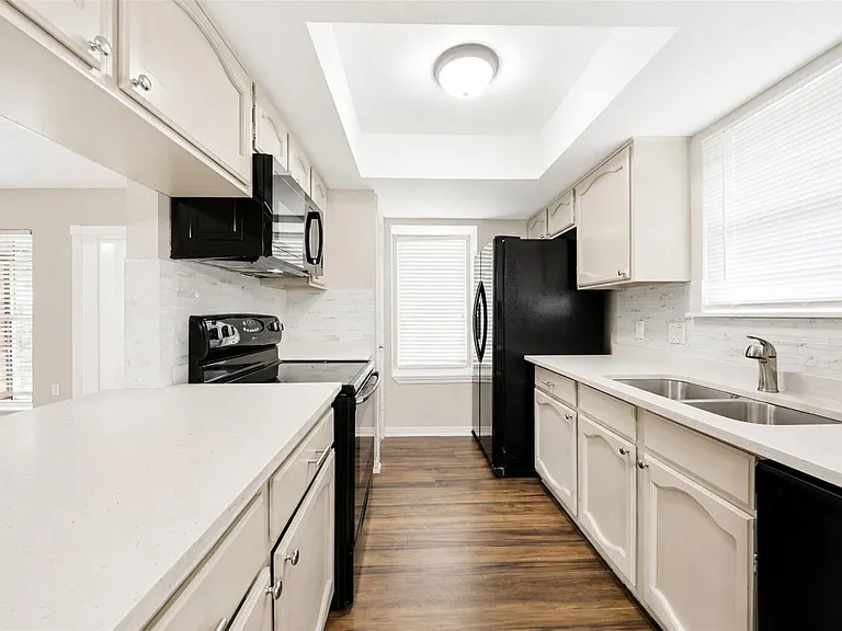 16310 Emberwood Dr — Photo 13