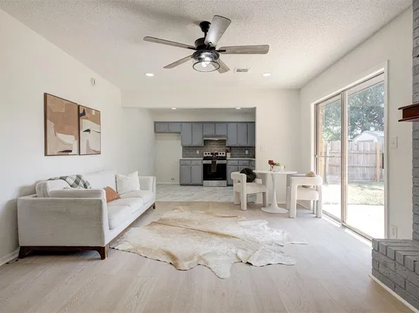 612 W Perry Dr, Mustang, OK 73064
