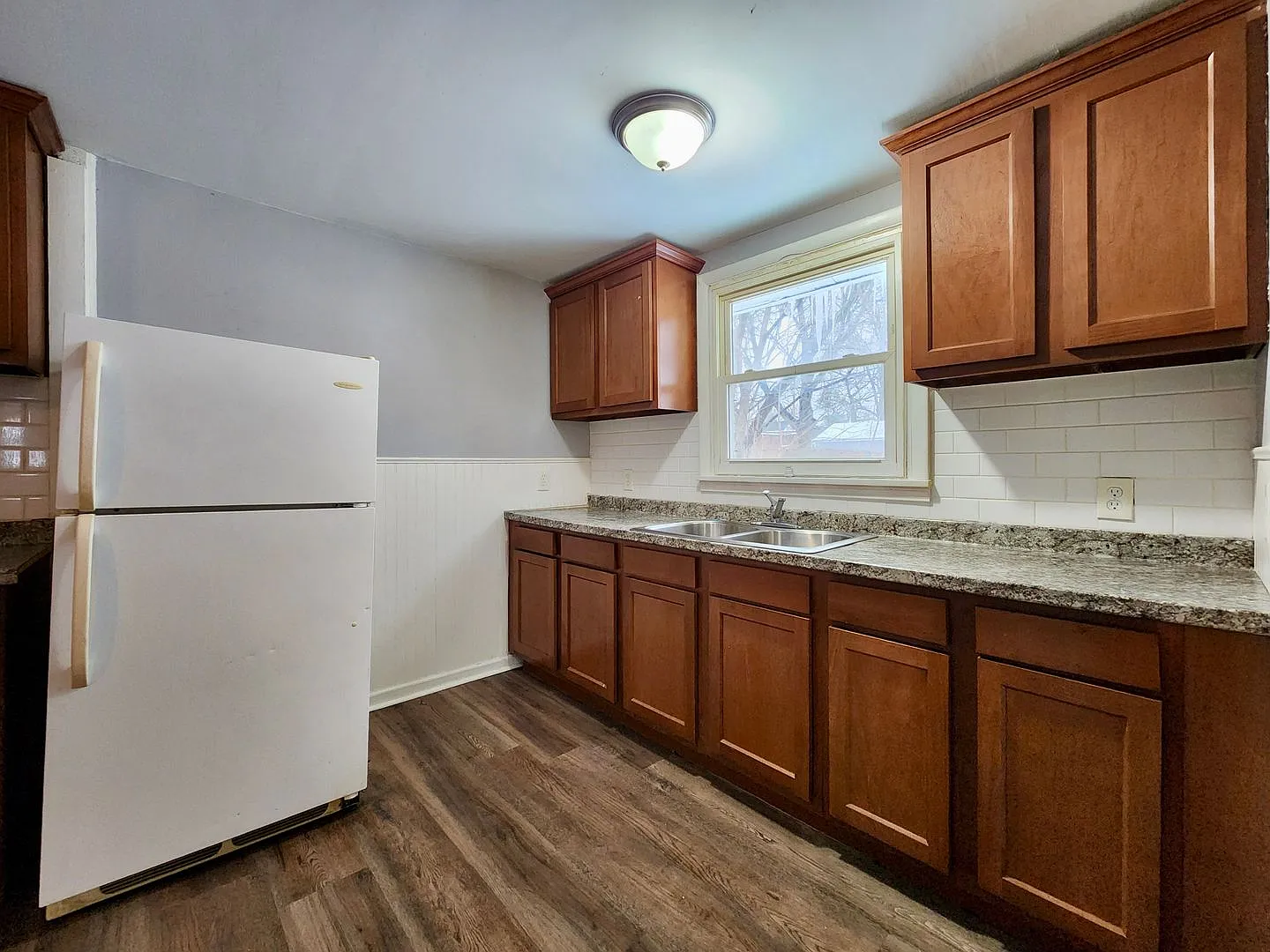 Spacious 4bd house | Laundry hooks ups | Driveway — Photo 2