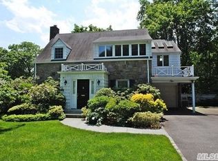 2 Meadow Ln, Roslyn Heights, NY 11577