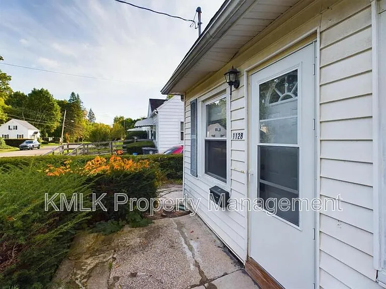 1128 Cordova Ave — Photo 3
