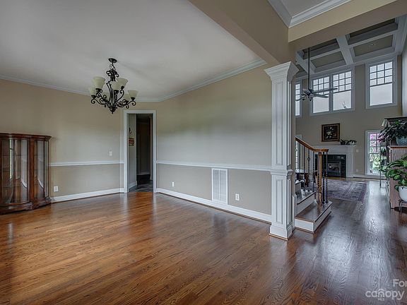 5th image of 721 Cedar Hill Dr