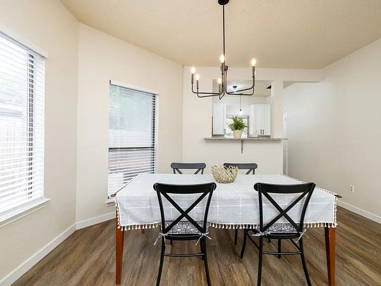 Dining area- seats 4
