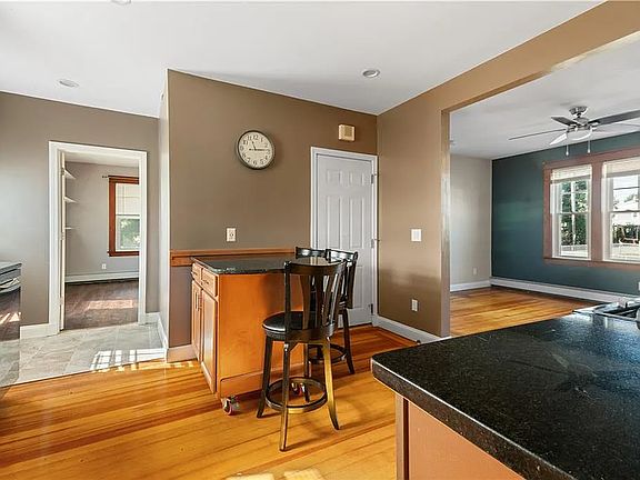 2nd image of 206 Fort St #1