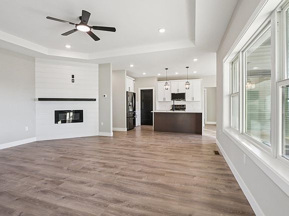 5th image of 264 Falcon Ct