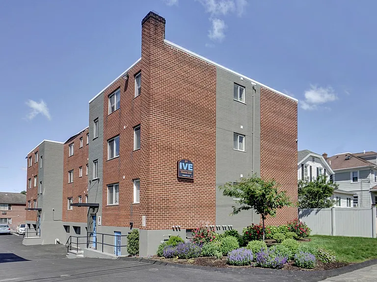 21 Clinton Ave — Photo 11