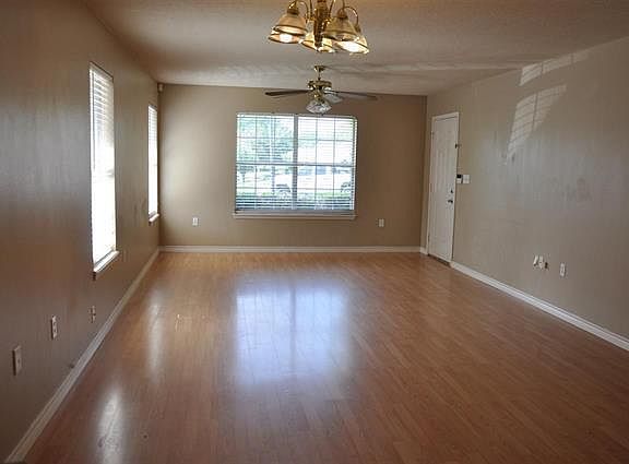 4th image of 313 Willowbrook Ln