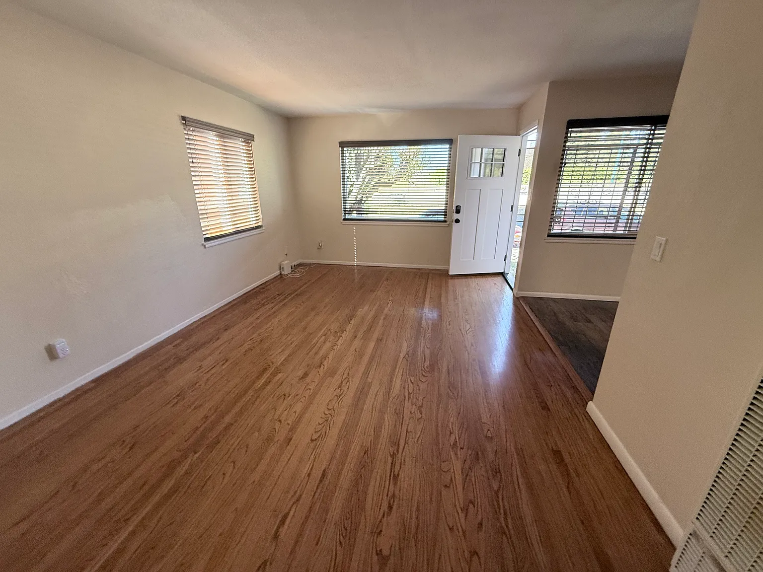 3 bed, 948 sqft, $3,195 — Photo 4