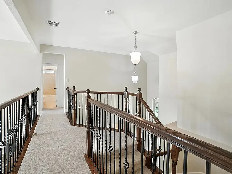 2404 Sabine Cir — Photo 14