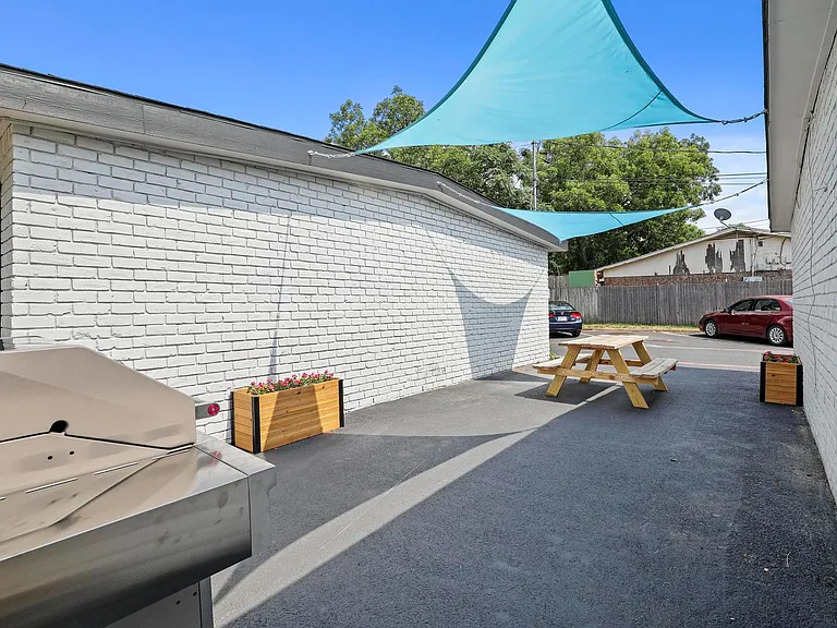 Oak Street Flats: Ranch Style Fully Remodeled Come Check Us Out — Photo 57
