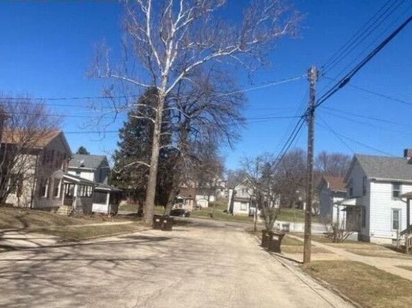 313 N Grove Ave, Freeport, IL 61032