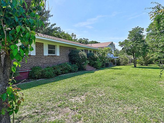 3rd image of 202 Christopher Dr