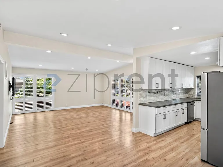 566 Beechmont Ln — Photo 6