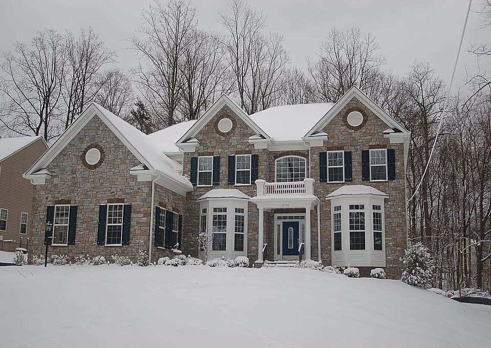 2nd image of 4709 Groves Ln