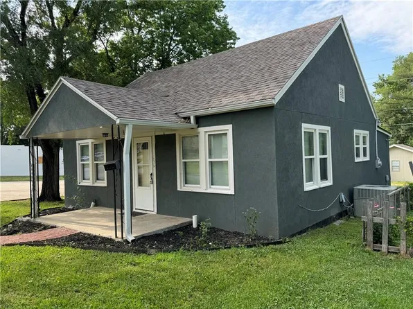 4 E Piankishaw St, Paola, KS 66071