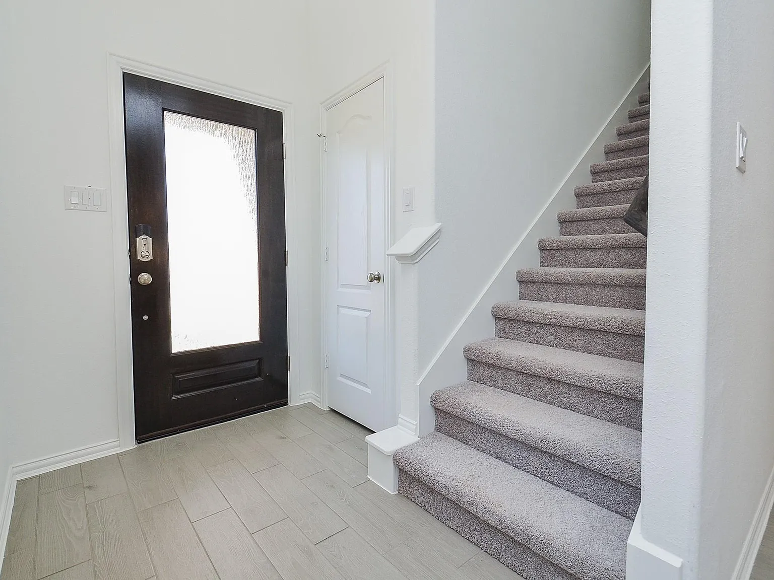 5 bed, 2.5 bath, 2409 sqft, $2,950 — Photo 2