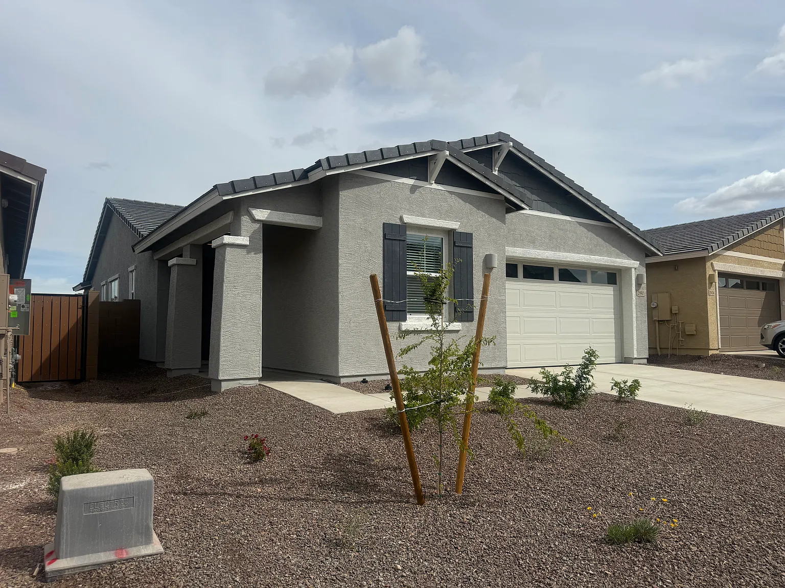 2890 E Frontiersman Ln — Photo 2