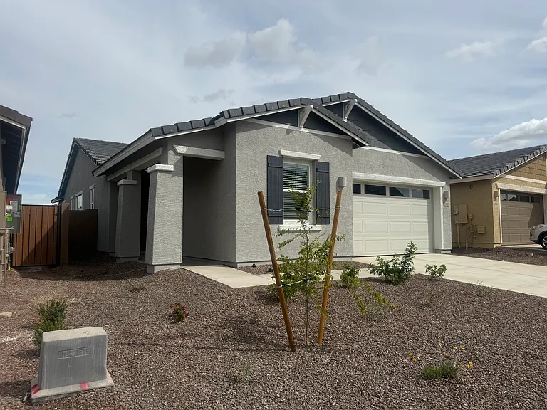 2890 E Frontiersman Ln — Photo 2