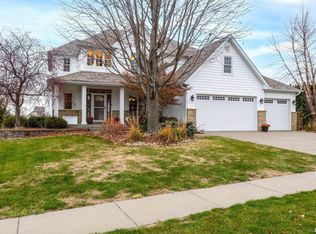 5726 New Castle Ln, Bettendorf, IA 52722
