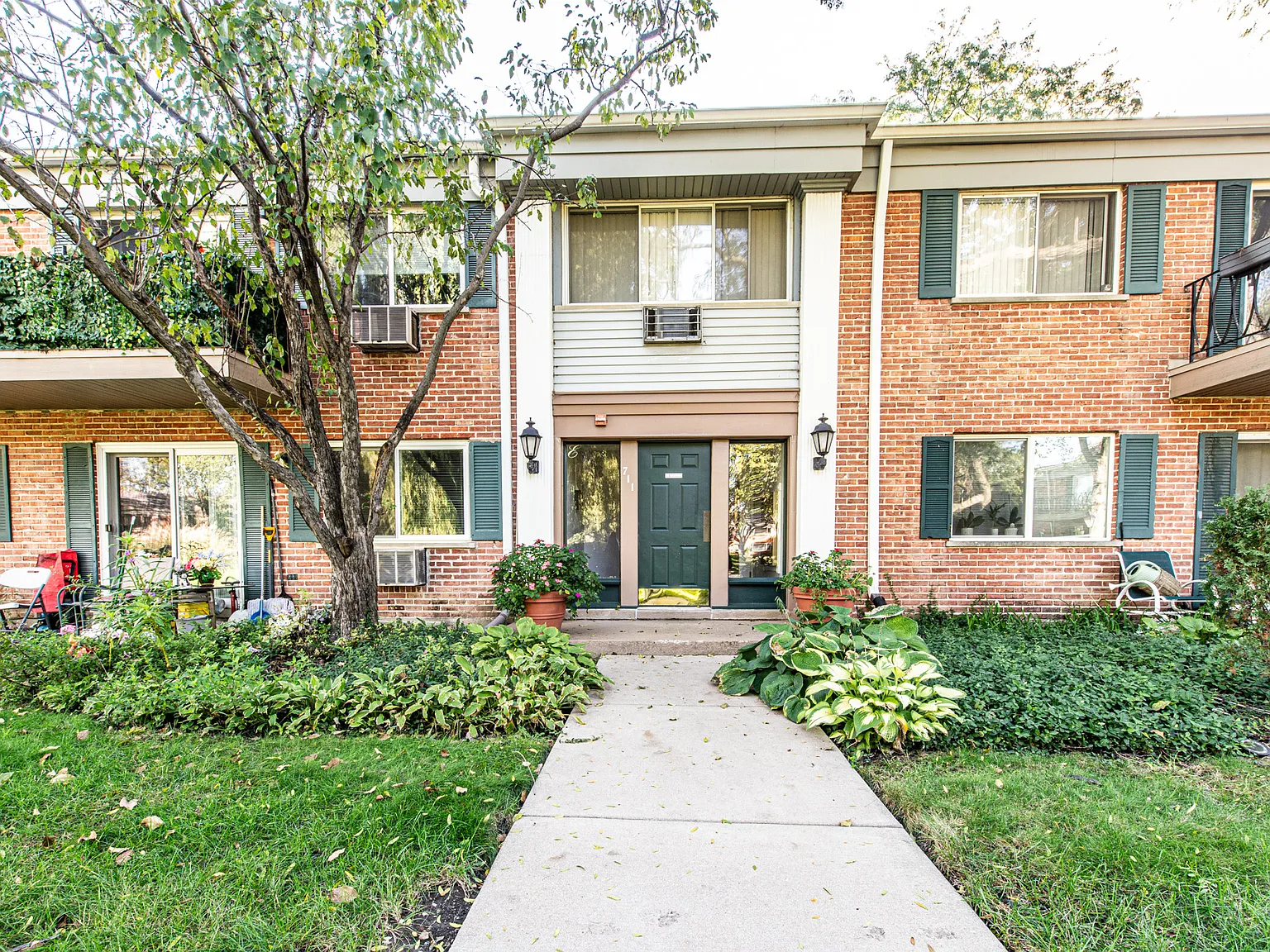 711 E Falcon Dr — Photo 1