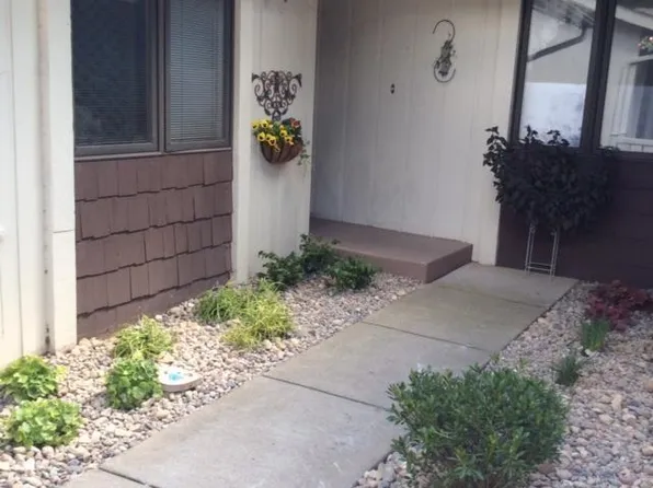 3001 31st St APT E, Rock Island, IL 61201