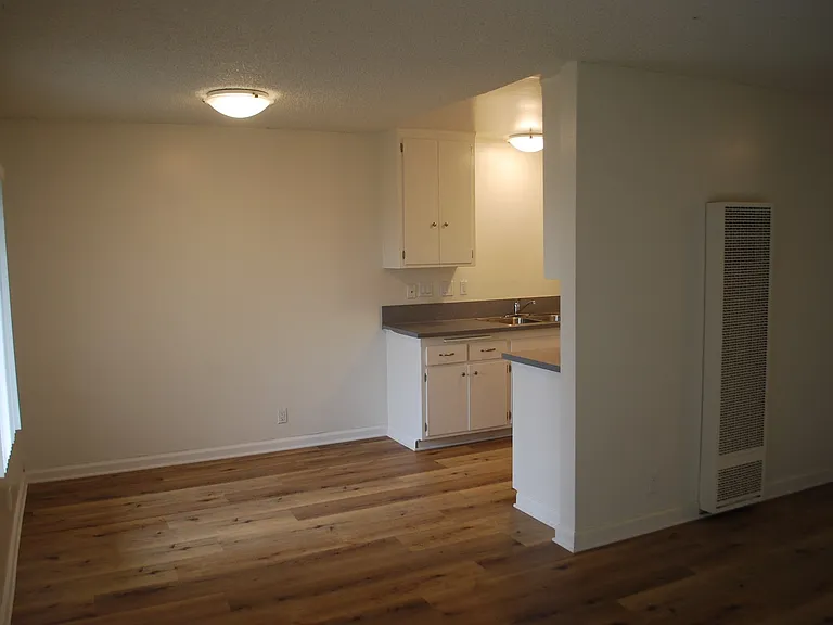 135-153 S Hemlock St — Photo 5